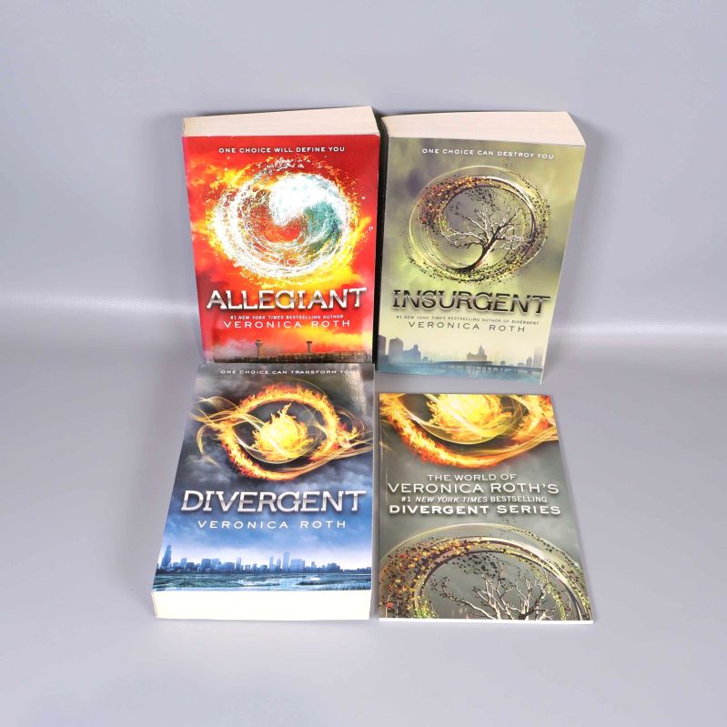 Fyra böcker ur Divergent-serien utlagda med framsidan upp