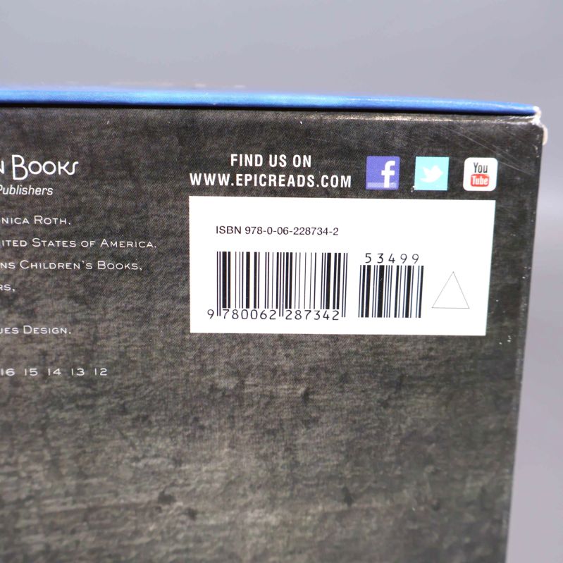 Närbild på ISBN-etikett: 978-0-06-228734-2 med streckkod