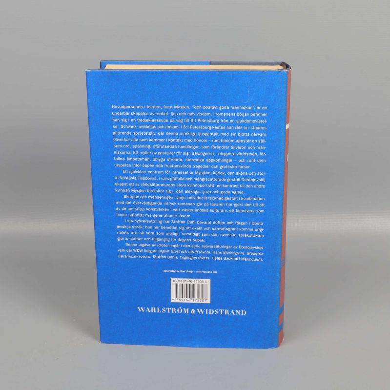 Baksidan av Idioten med beskrivande text och streckkod