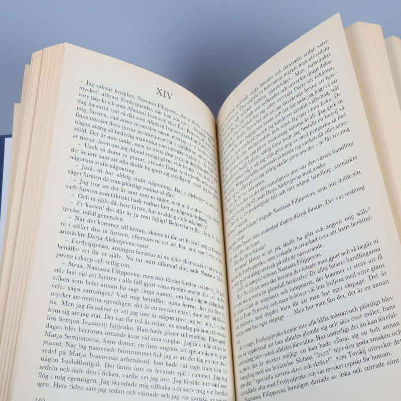 Uppslag ur boken Idioten med svenska textstycken