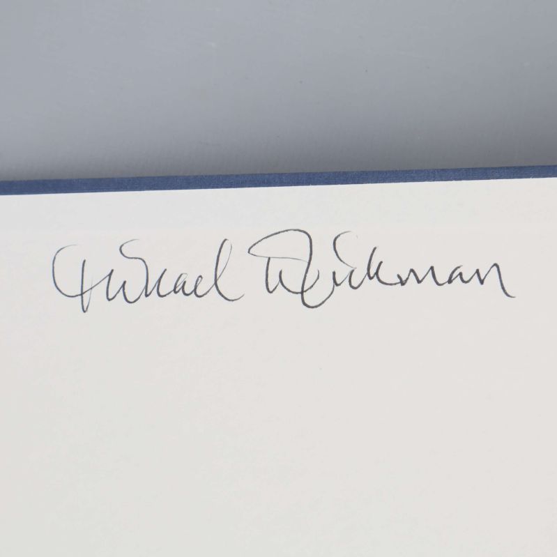 Handskrivet namn på bokbladets insida i bläck