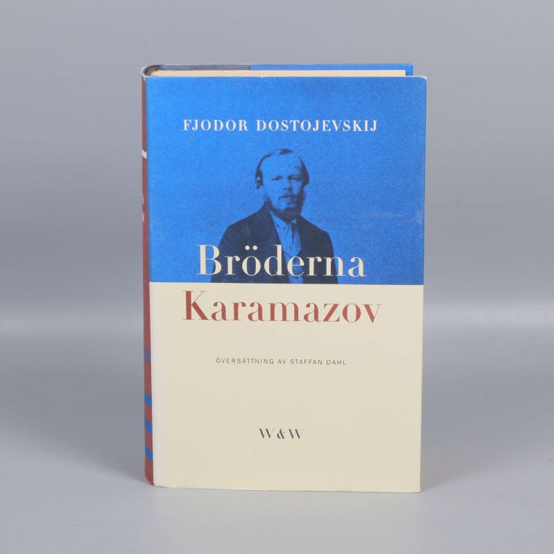 Framsidan av Bröderna Karamazov i blått och beige med författarbild