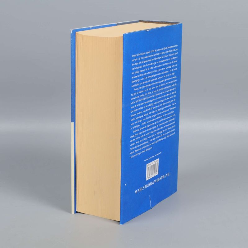 Bok Bröderna Karamazov med synlig tjocklek och baksida