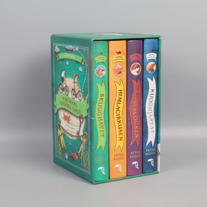 Sidorna på bokboxen visar fyra färggranna bokryggar