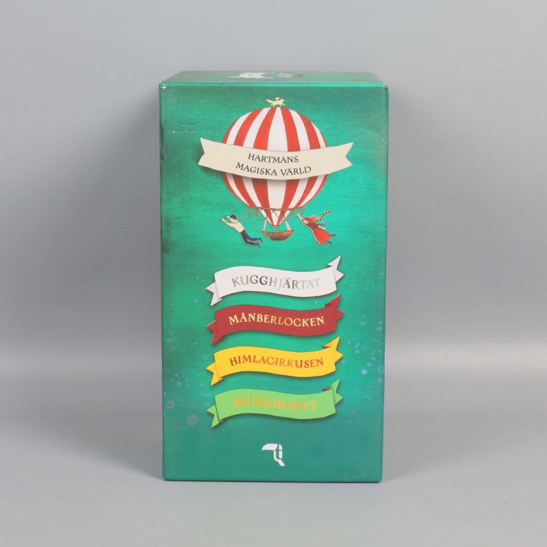 Sida på boxen visar boktitlar och illustration av luftballong