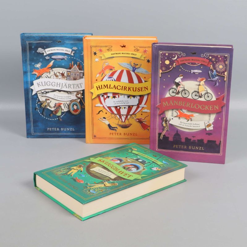 Fyrdelad bokserie urplockad ur boxen, omslagen visas