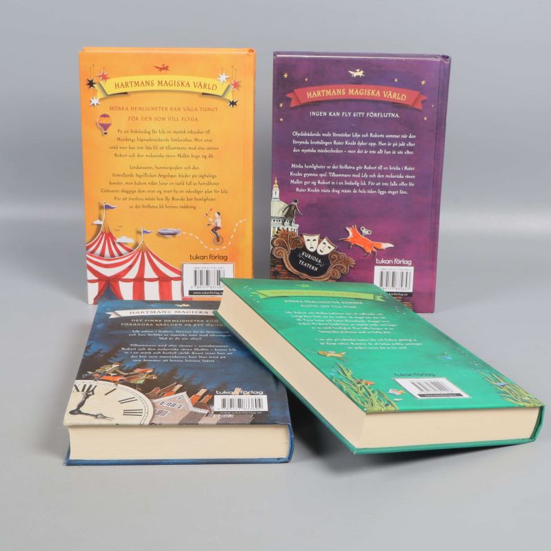 Böckernas baksidor och ryggar med färgglada illustrationer