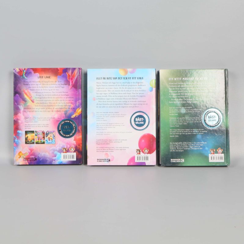 Baksidor på tre Musse & Helium-böcker med sammanfattningar och etiketter