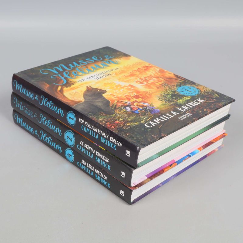 Tre staplade Musse & Helium-böcker med framsidor och bokryggar synliga