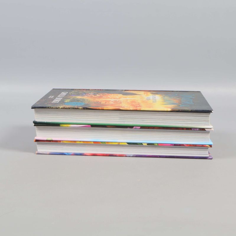 Sida vid sida, staplade Musse & Helium-böcker fotograferade från sidan