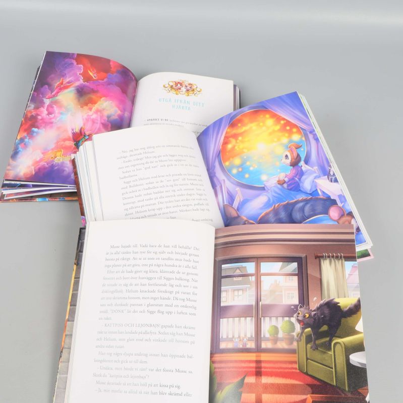 Uppslagna Musse & Helium-böcker med färgillustrationer och text
