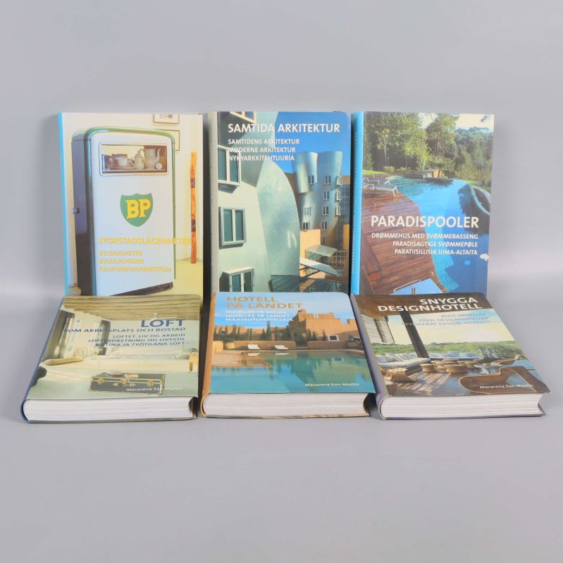 Sex olika böcker om arkitektur och design stående och liggande i grupp