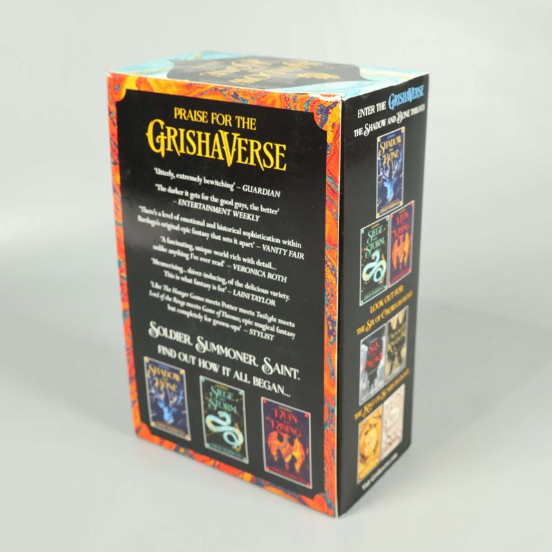 Baksidan av boxset för Grishaverse Shadow and Bone trilogin med citat och bilder på böckerna