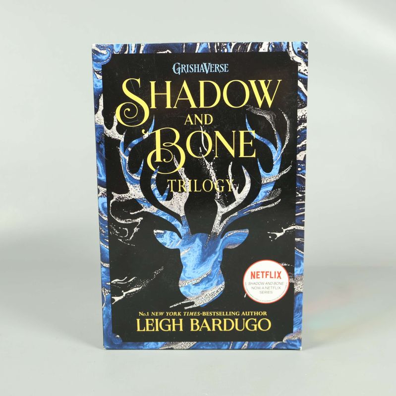 Framsidan av Grishaverse Shadow and Bone trilogi boxset