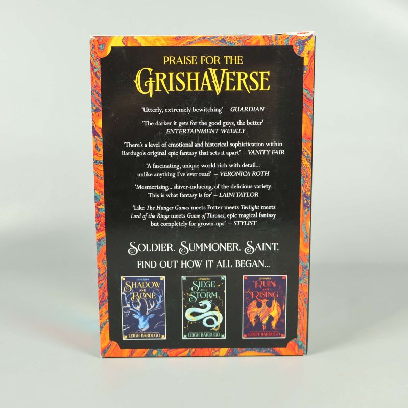 Baksidan av Grishaverse Shadow and Bone trilogi boxset med hyllningscitat