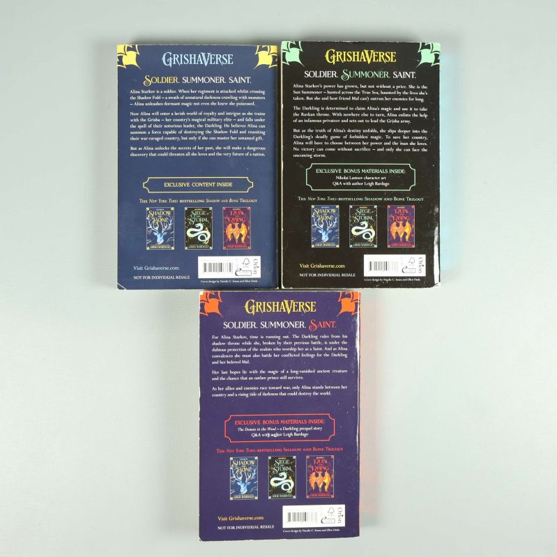 Baksida av Shadow and Bone, Siege and Storm och Ruin and Rising böcker