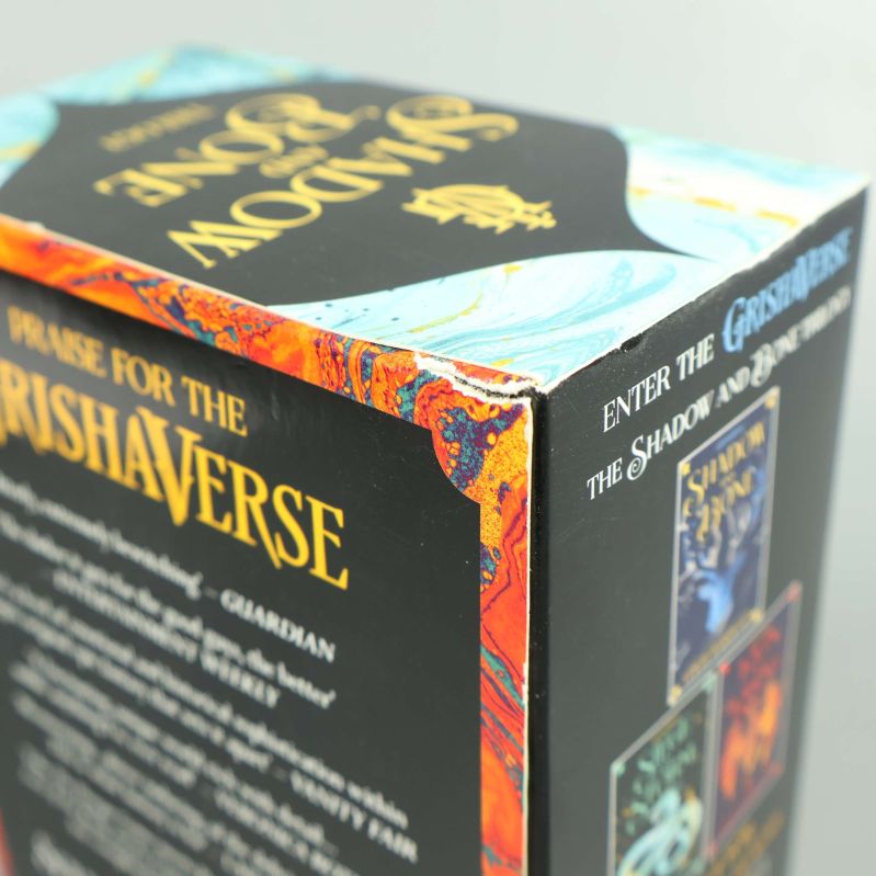 Närbild på hörn och tryck av boxsetet till Grishaverse Shadow and Bone trilogin