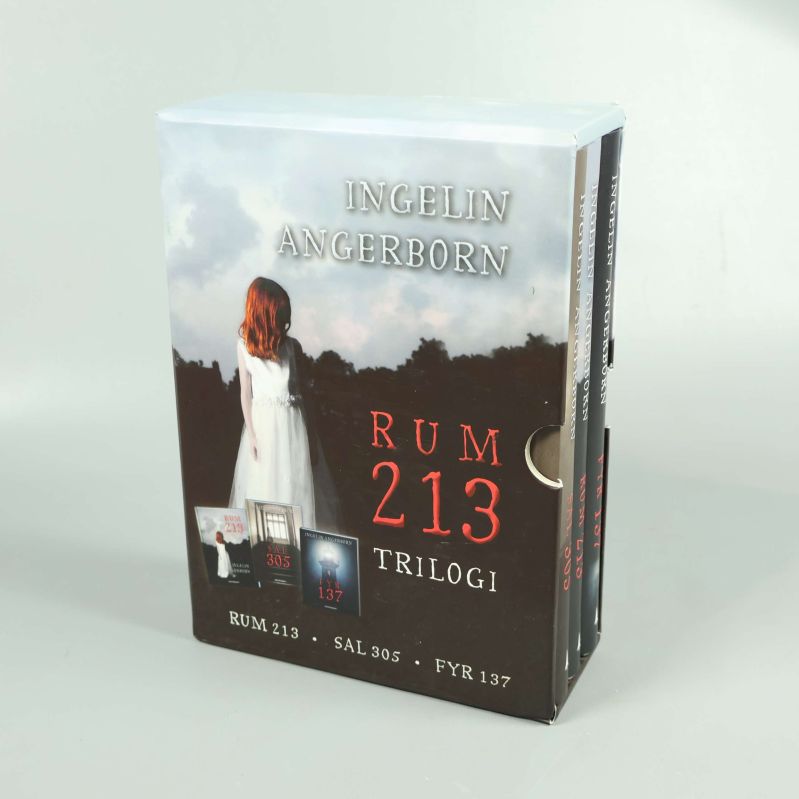 Framsidan av Rum 213-trilogin med box och tre böcker