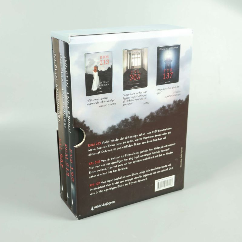 Baksidan av Rum 213-trilogins box med information om böckerna