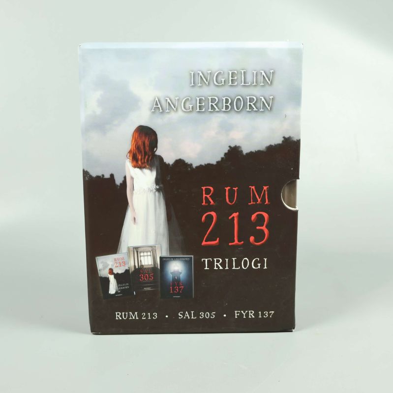 Framifrån på Rum 213-trilogins box med titel och omslag