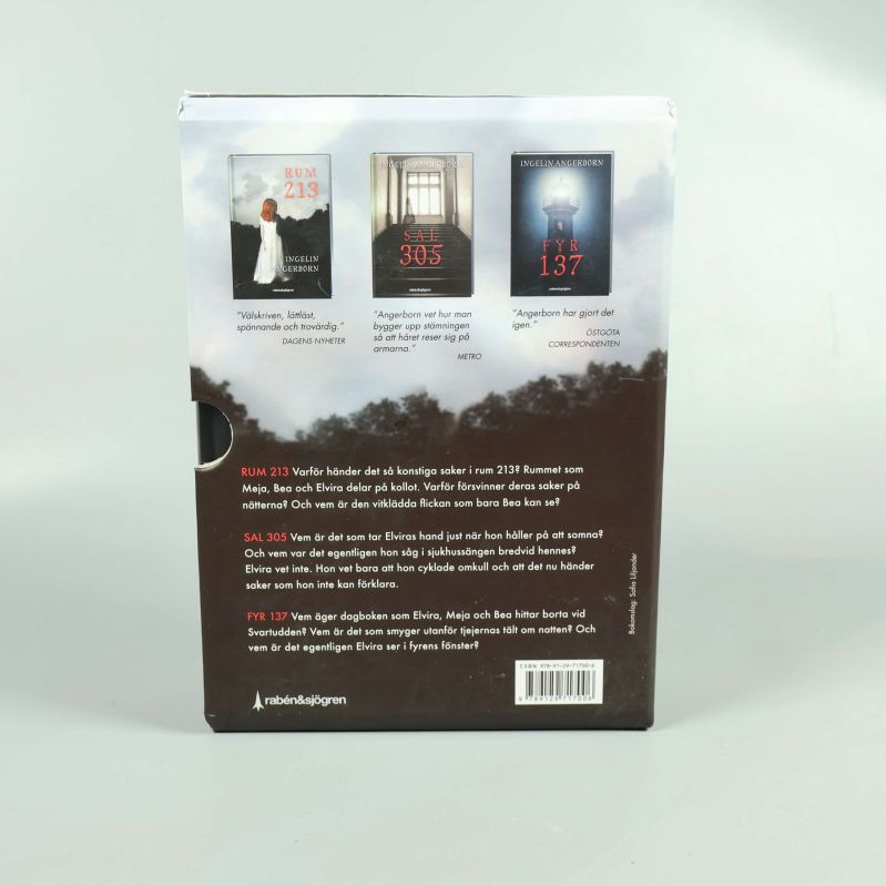 Baksida på Rum 213-trilogin box med citat och omslag