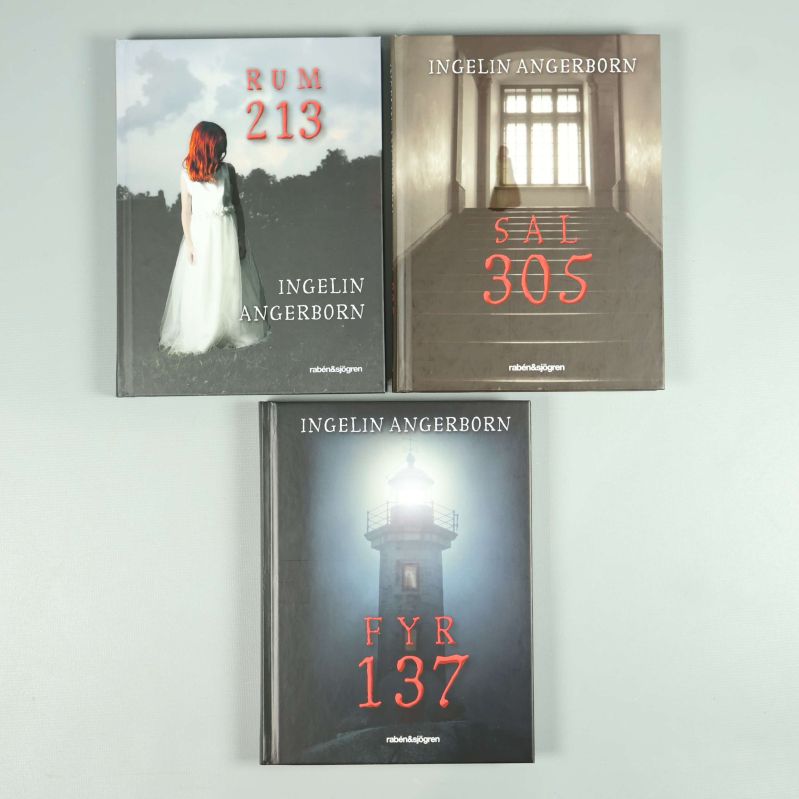 Tre böcker ur Rum 213-trilogin: Rum 213, Sal 305 och Fyr 137 upplagda bredvid varandra