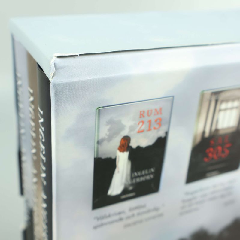 Närbild på boxens hörn från Rum 213-trilogin med mindre slitage