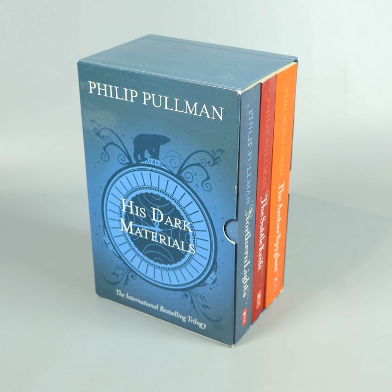 His Dark Materials trilogi i bokbox med tre färggranna böcker