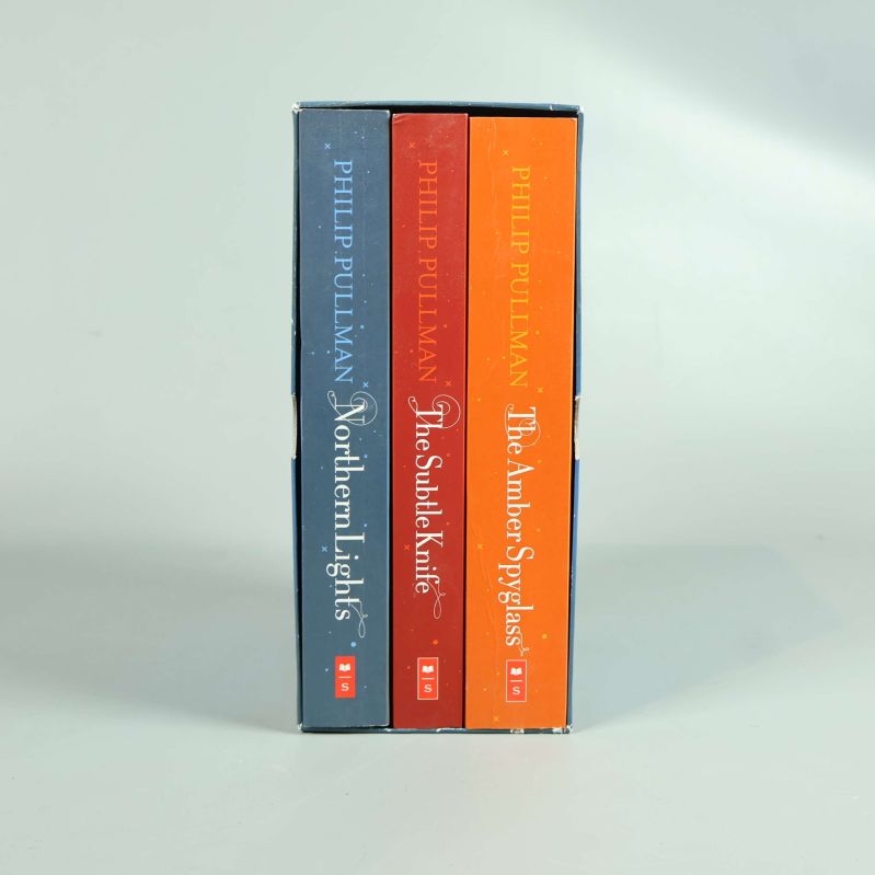 Ryggar av böckerna Northern Lights, The Subtle Knife och The Amber Spyglass