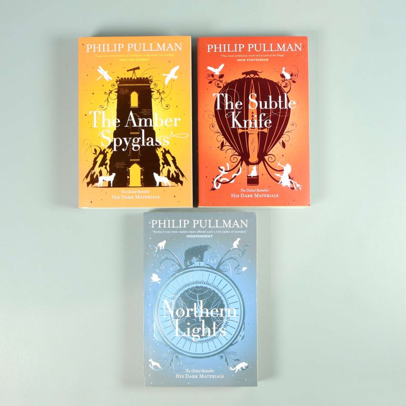 Alla tre böcker ur His Dark Materials visuellt uppställda ovanifrån