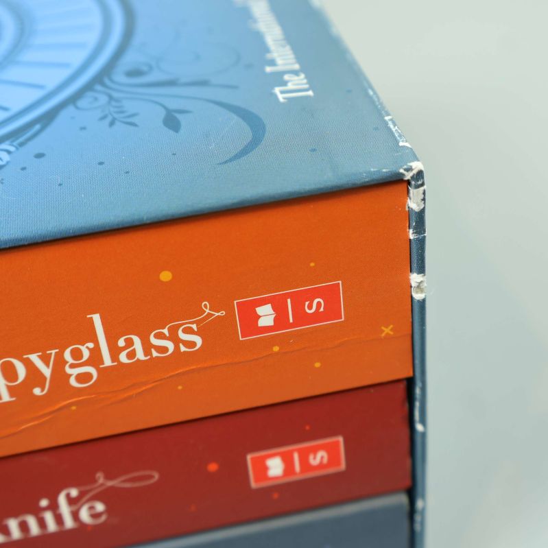 Närbild på hörn av bokbox och böcker med viss slitage