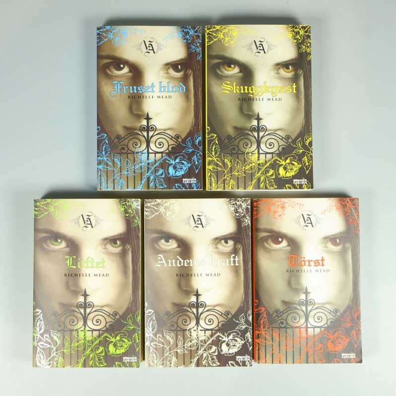 Omslagen till fem böcker ur Vampire Academy-serien, färgstarka med porträtt