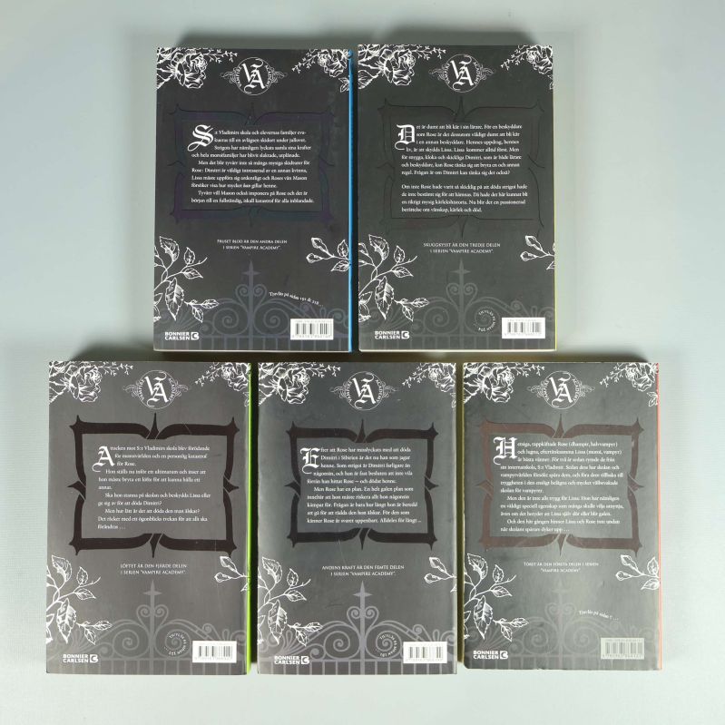 Baksidor av fem Vampire Academy-böcker med texter och svart design