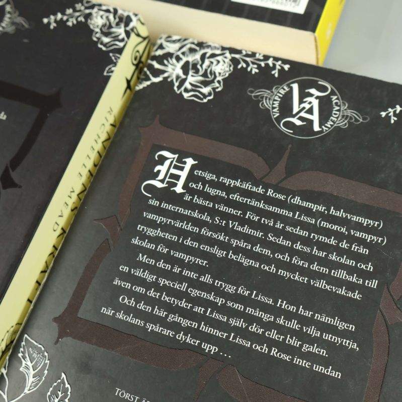 Närbild på baksidetext och logotyp för Vampire Academy