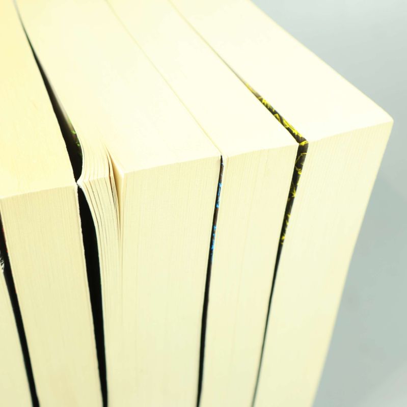 Ovansidan av fem staplade böcker med vita sidor