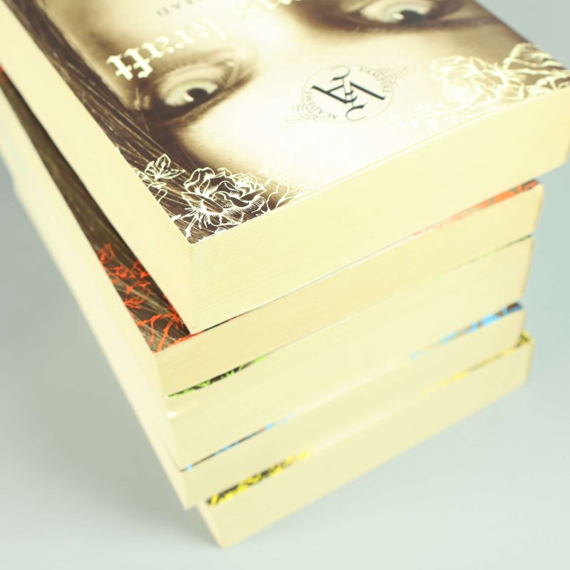 Fågelperspektiv på bokstapeln med tydliga, jämna kanter