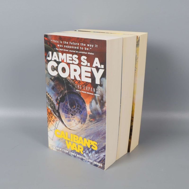 Snett uppifrån på Caliban's War med de andra böckerna bakom