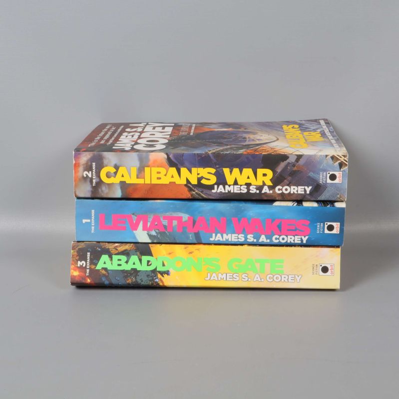 Ryggarna på de tre The Expanse-böckerna staplade på varandra