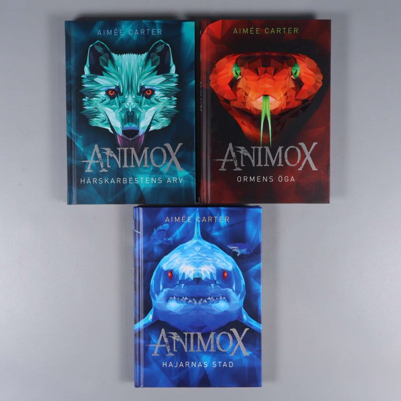 Tre inbundna Animox-böcker: varg, orm, haj på omslagen