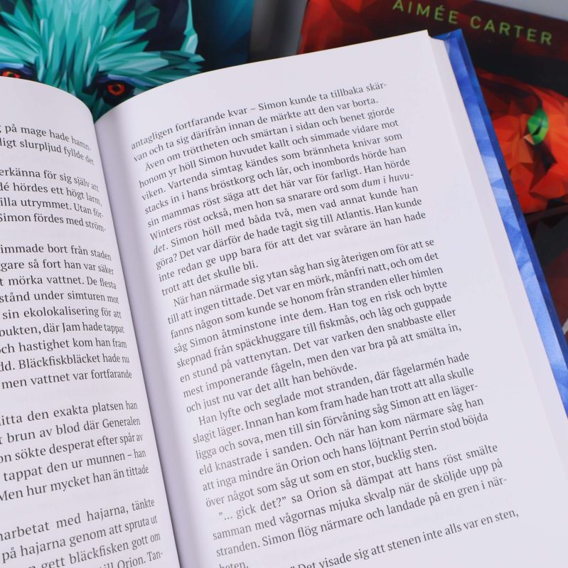 Uppslag ur Animox med svensk text och illustrationer i bakgrunden