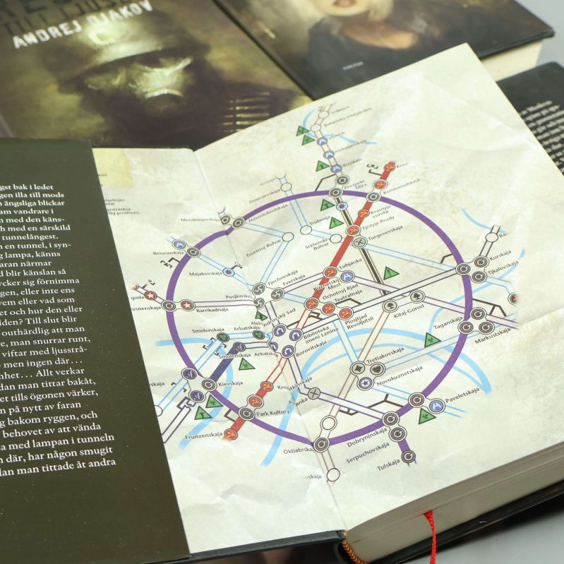 Detaljbild av karta över tunnelbanesystem från insidan av en Metro-bok