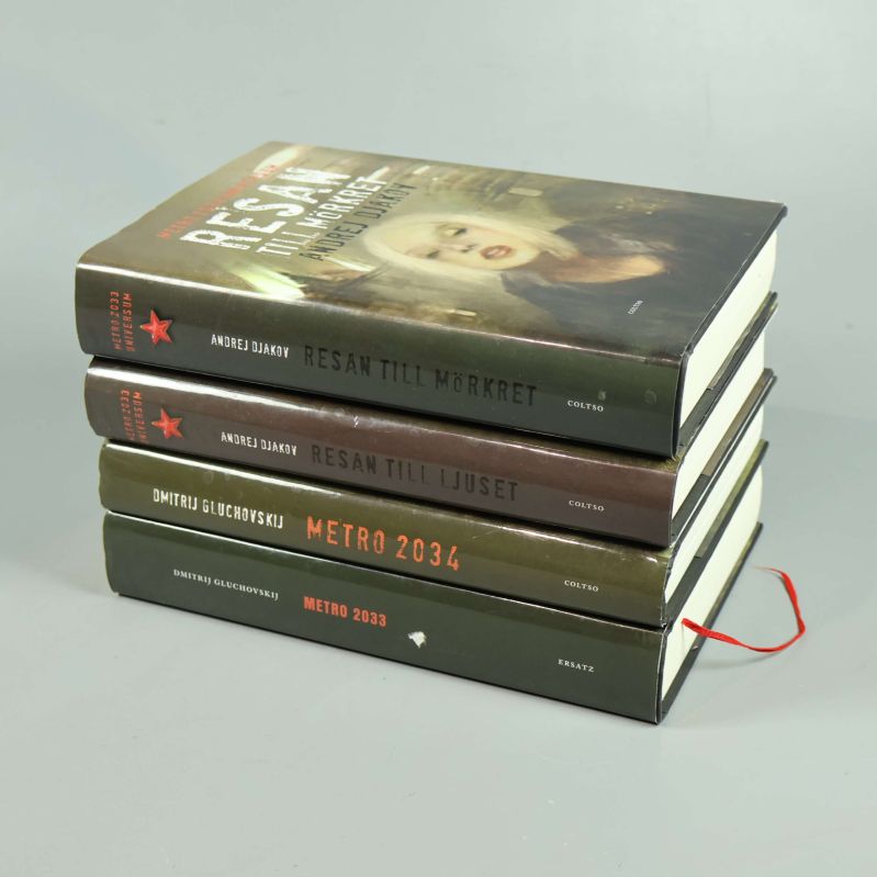 Bokstapel med fyra titlar från Metro-universumet, inklusive Resan till mörkret