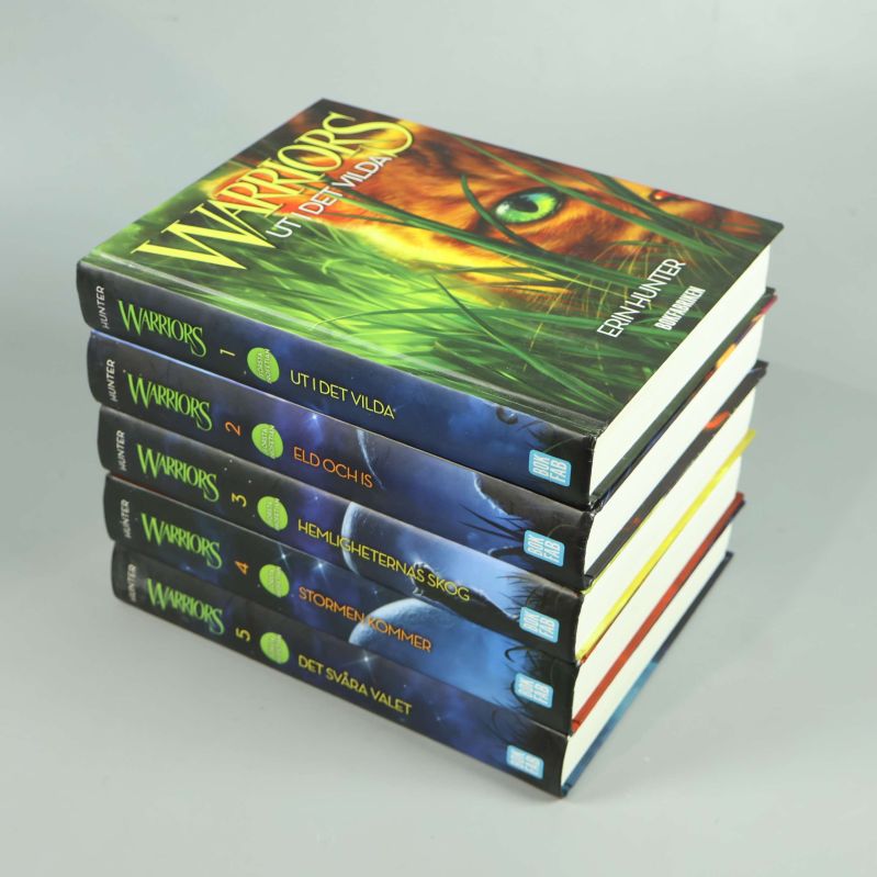 Staplade böcker Warriors 1-5 med färgglada kattomslag