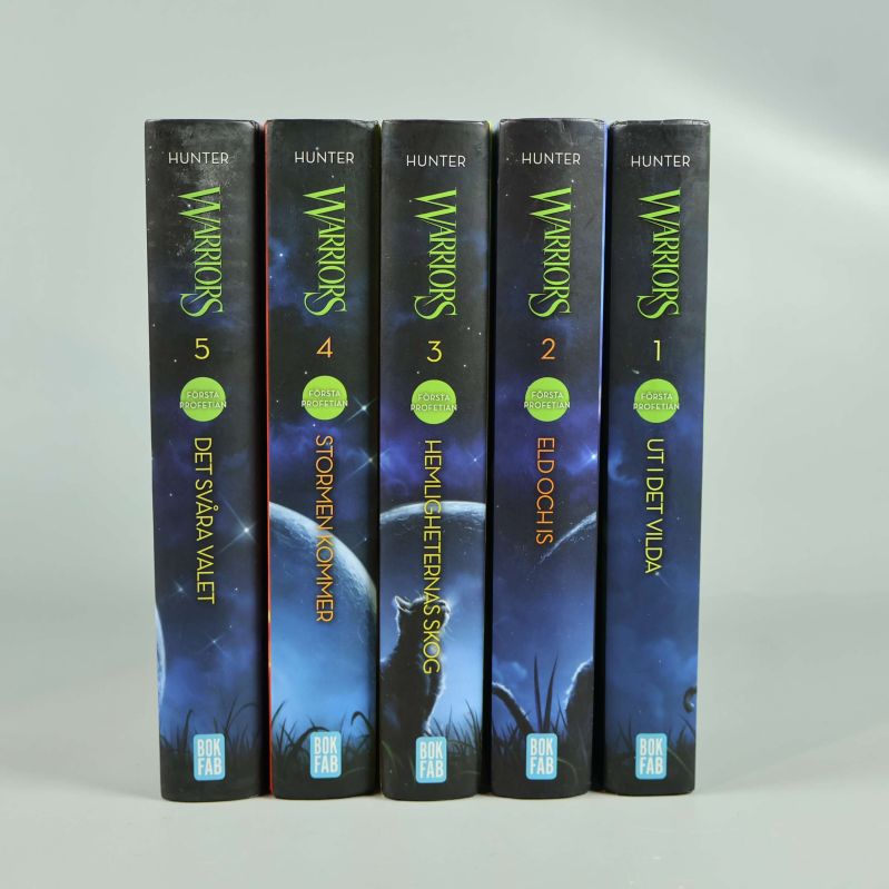 Böckernas ryggar, Warriors 1-5, prydligt uppradade