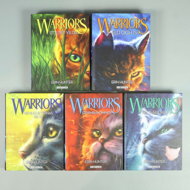Framsidor på alla fem Warriors-böcker med kattmotiv