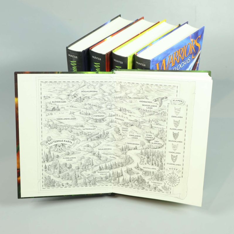 Öppen bok visar karta med kattklanernas territorium