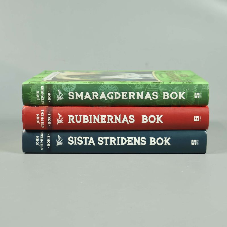 Staplade böcker med Trolldomens tre skrifter från sidan