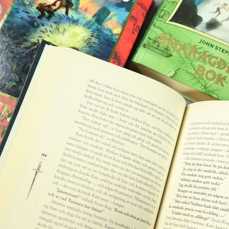 Uppslag från bok med svensk text och illustration