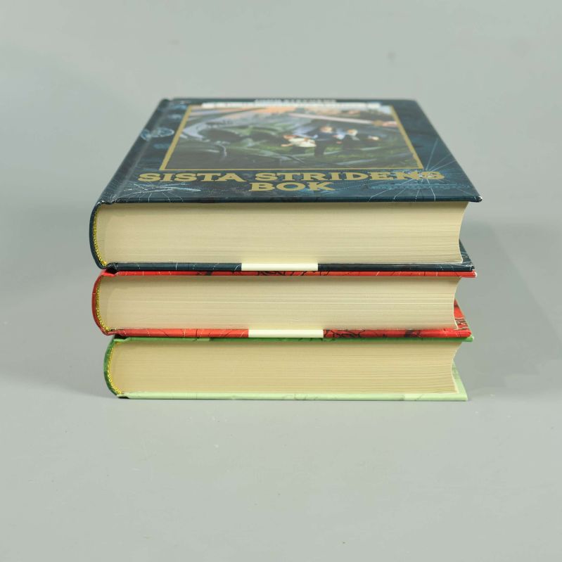 Tjocklek på tre staplade böcker sett från sidan