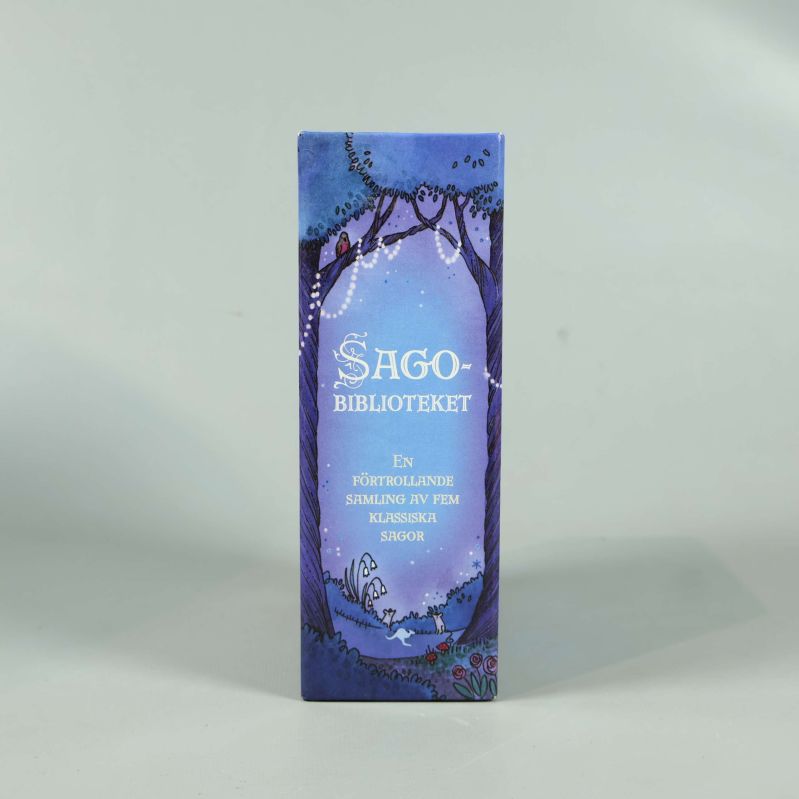 Framsidan av Sagobiblioteket boxen med skogsmotiv och stjärnhimmel